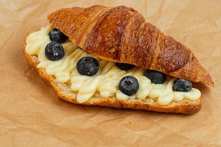 Круассан с голубикой 