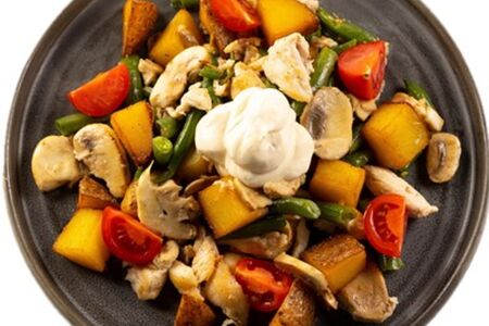 Теплый Салат с курицей картофелем и грибами