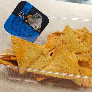 Начос с соусом блю чиз