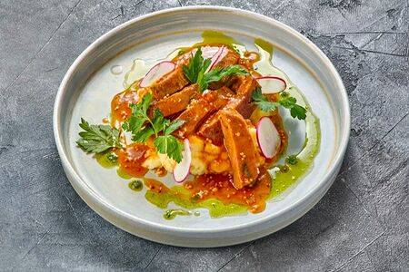 Томлёный говяжий язык в соусе ред вайн с добавлением горчицы