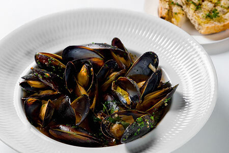 Соте из мидий с томатами и тостом
