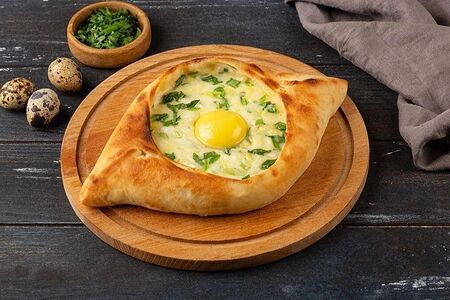 Хачапури по-аджарски с зелёным луком