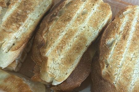 Хрустящий батон на мангале дольками