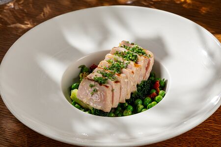 Тунец гриль с овощами