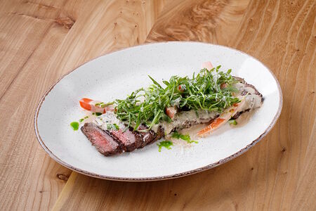 Тальята из стриплойна с руколой и соусом демигласс