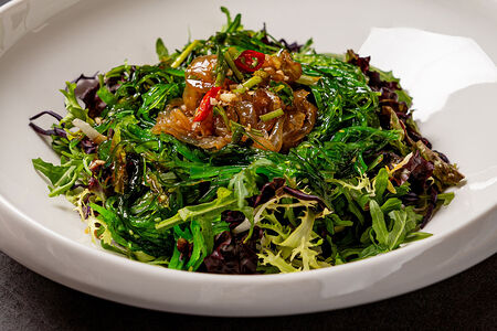 Салат с морскими водорослями и медузой