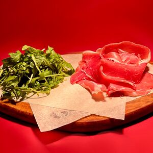 Нарезка пармской ветчины с руколой