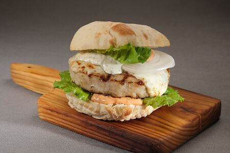 Бургер с котлетой из фермерского цыпленка