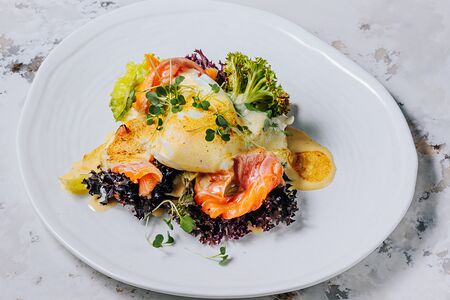 Бенедикт с гуакамоле и лососем под соусом голландез