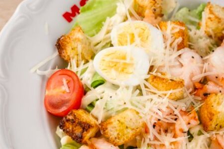 Салат Цезарь с креветками