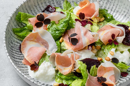Салат с прошутто, страчателлой, карамелизированной свёклой