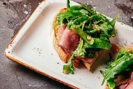 Брускетта с ростбифом