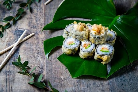 Теплый ролл с лососем