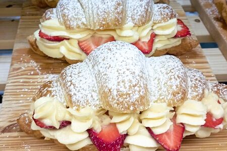 Круассан с заварным кремом и клубникой