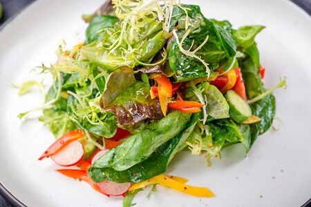 Салат овощной со шпинатом