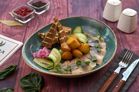 Селедочка с обжаренным картофелем, маринованным луком и зеленью