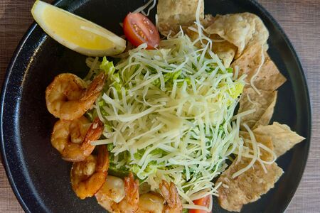 Салат Цезарь с креветками