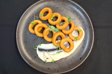 Луковые кольца с чесночным соусом