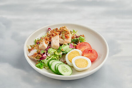 Салат с курицей, овощами и пармезаном