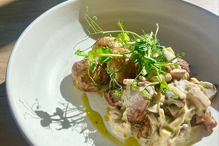 Нежная свиная шейка с беби картофелем под соусом из белых грибов