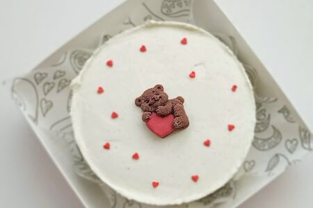 Бенто-торт Медвежонок с посыпкой сердечки