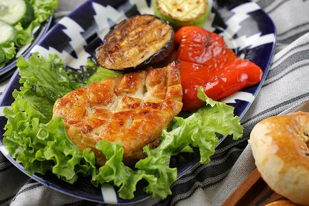 Куриная грудка на гриле в соусе