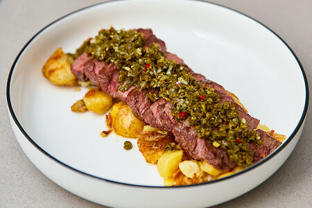 Фланк-стейк с мятым картофелем и соусом чимичурри