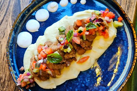 Свиная вырезка с картофелем и свежим салатом