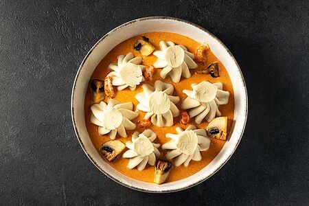 Мини-хинкали в соусе Том Ям 