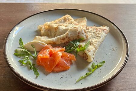 Блины с лососем и творожным сыром 