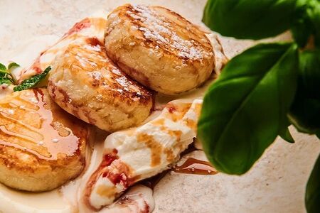 Сырники с ванильным маскарпоне и соленой карамелью 