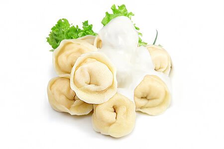 Отварные пельмени с курицей со сметаной