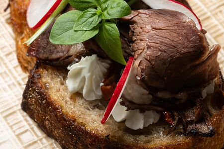 Брускетта с копченым брискетом