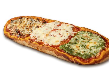 Пиде – турецкая пицца с помидором, сыром и шпинатом