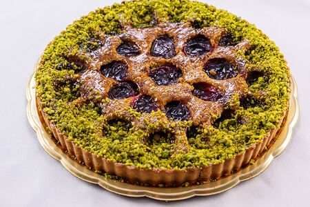 Сливовый тарт с фисташками