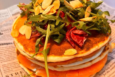 Панкейки с красной рыбой и микс-салатом