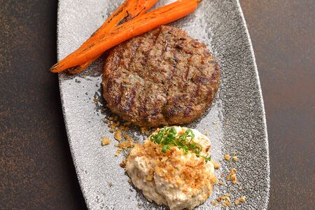 Бифштекс из говядины с глазированной морковью и кремом из бекона