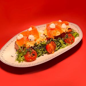 Тост Итальяно с лососем, песто и скрэмблом