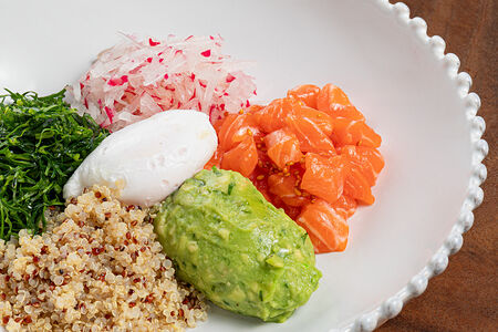 Киноа боул с лососем