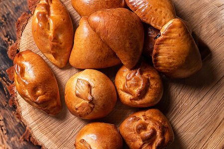 Пирожок с капустой и яйцом