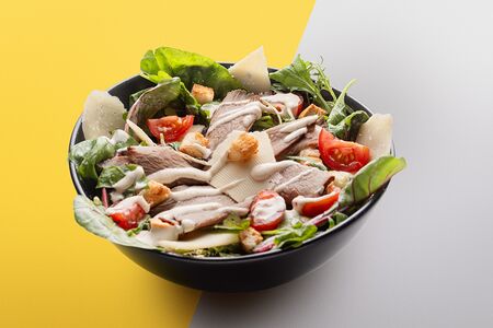 Салат с ростбифом, пармезаном и соусом тоннато