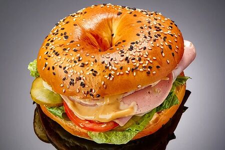 Бейгл с мортаделлой