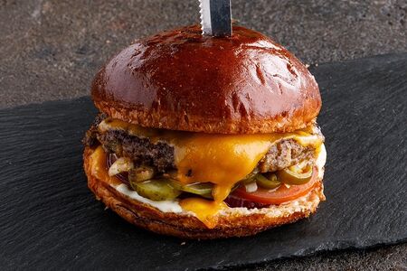 Бургер с криспи курицей, сырным соусом и моцареллой фри