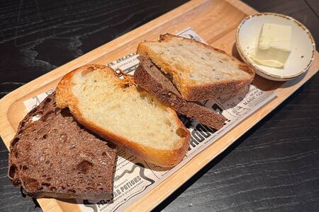 Хлебная корзина с маслом