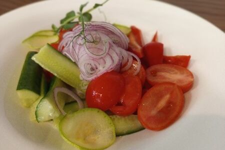 Ассорти из свежих овощей