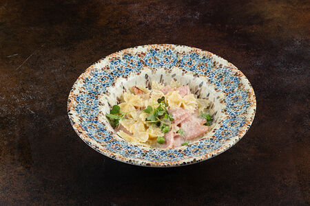 Фарфале с горошком и ветчиной