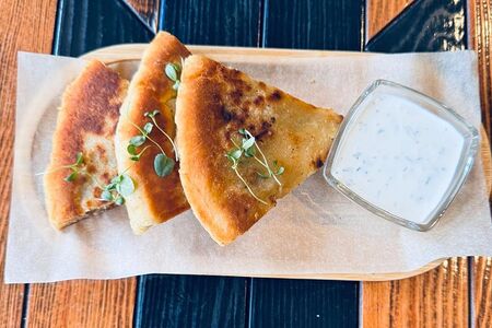 Салат, лепешка и мацони