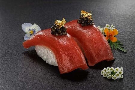 Суши тунец блюфин с черной икрой голд