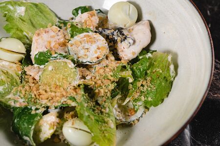 Тёплый салат с курицей и черносливом