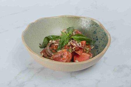 Салат из ассорти томатов с песто